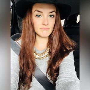 Cropped light gray sweater